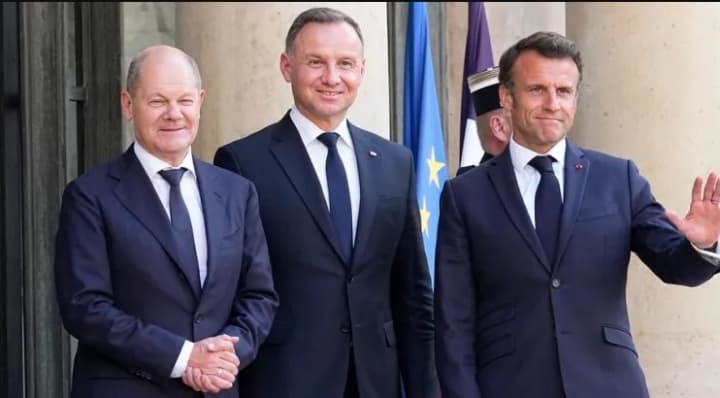 FT: Russia's frozen assets have caused a dispute between Scholz and Duda