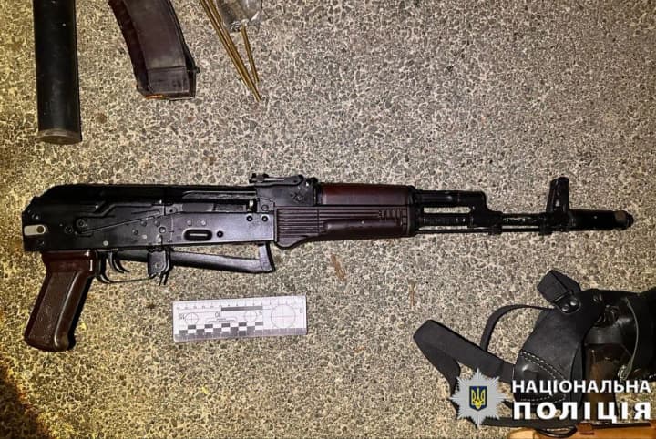На Київщині чоловік розгулював у дворі багатоповерхівки зі зброєю у руках: його затримали