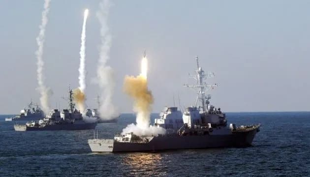 Підвищена ракетна загроза: росіяни вивели у Чорне море 4 ракетоносії