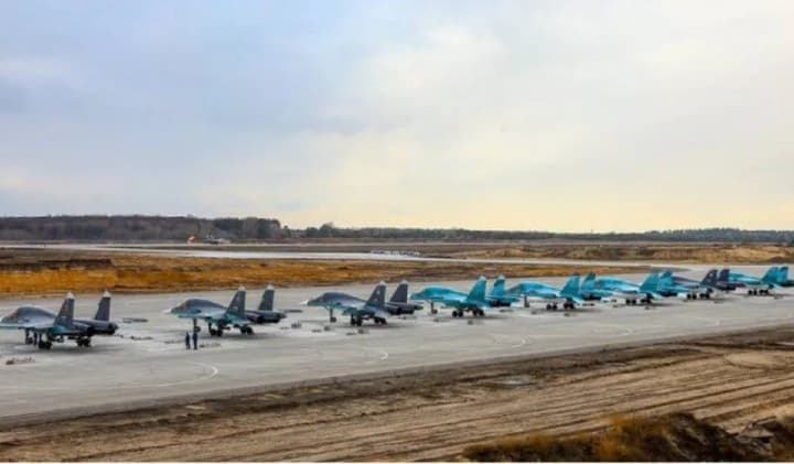 В росії заявили про атаку на військовий аеродром та промпідприємство у двох регіонах: що відомо