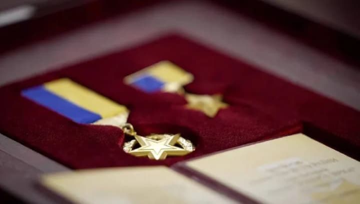Zelensky presented the highest awards to the military: what the defenders of Ukraine received