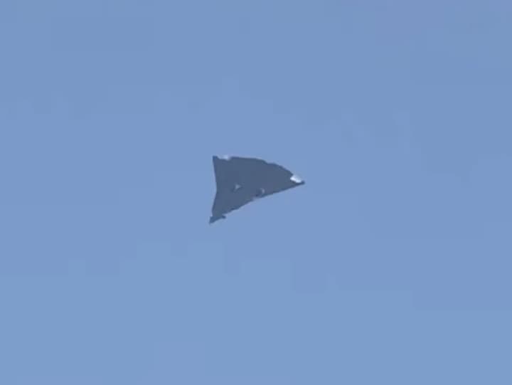 В сети появились изображения новых китайских военных самолетов