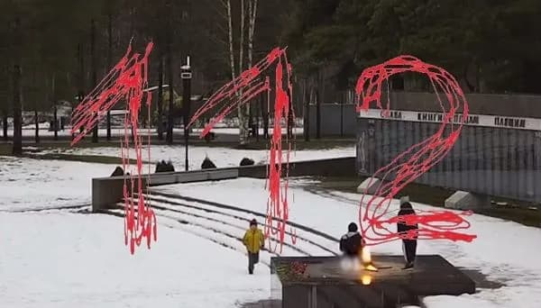 In Russia, schoolchildren put out the “Eternal Flame” with snow