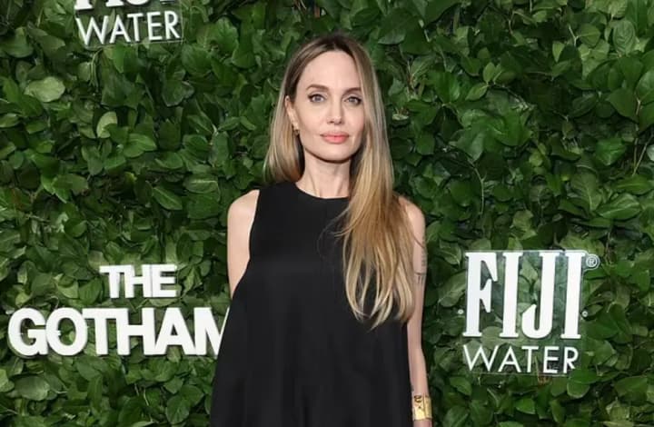 Джоли надеется на прекращение "нападений" от Питта после развода