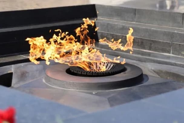 In Russia, schoolchildren throw snow at the Eternal Flame - a criminal case is opened