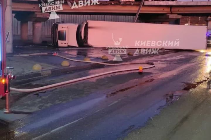 An accident with a truck that fell off a bridge in Kyiv: police gave details