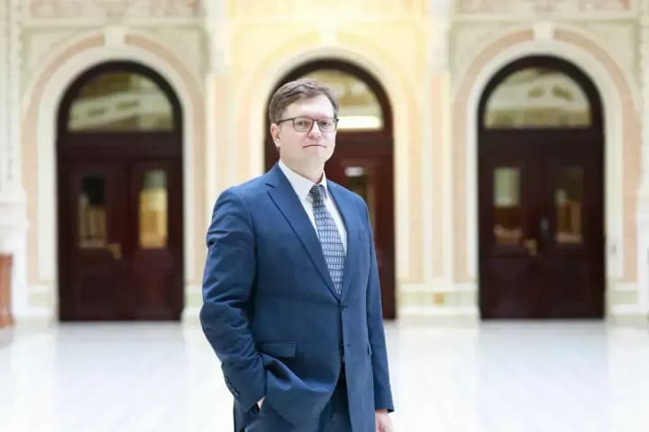 Під слідством, але з мільйонними доходами:  головний юрист НБУ продовжує працювати попри кримінальну справу