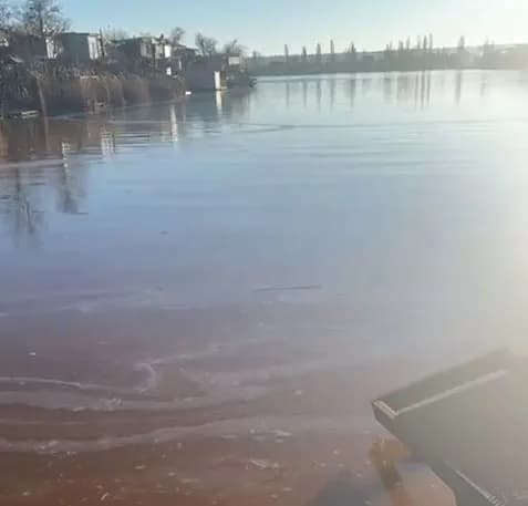 В Николаеве откачали уже 42 тонны масла из Южного Буга после атаки рф