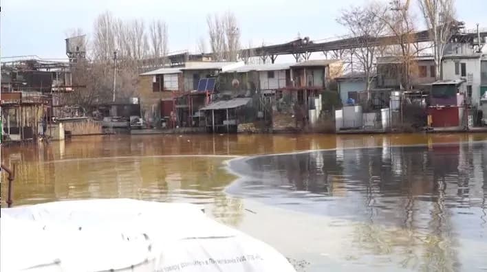 Після атаки рф понад 70 тонн олії вже відкачали з акваторії Південного Бугу: робота триває