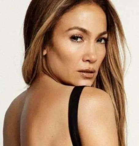 Дженніфер Лопес відпочиває на популярному гірськолижному курорті та позує в бікіні і чоботях