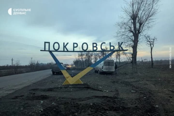 A stele destroyed by Russian shelling at the entrance to Pokrovsk is restored