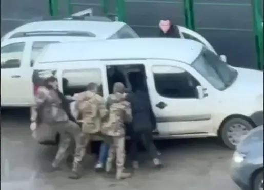 In Lviv, three people in military uniforms forced a man into a car: what is known