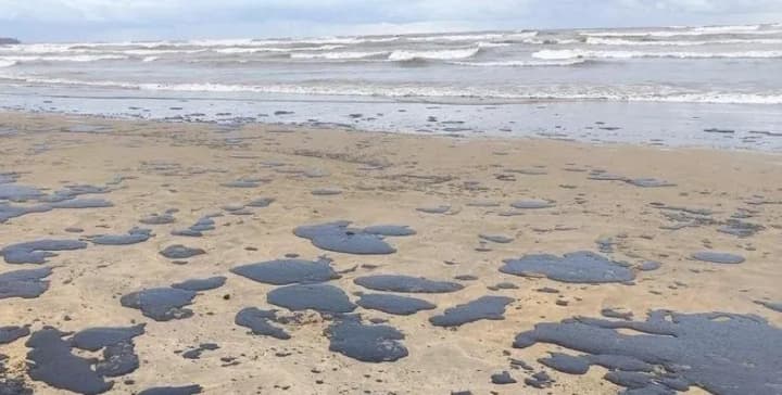 У Севастополі виявили нові нафтові плями після аварії танкерів у Керченській протоці