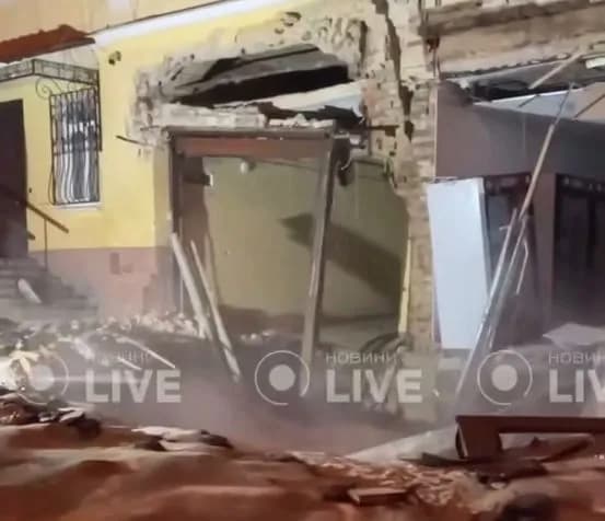 Прорыв теплосети в Киеве: обвалилась часть фасадной стены дома