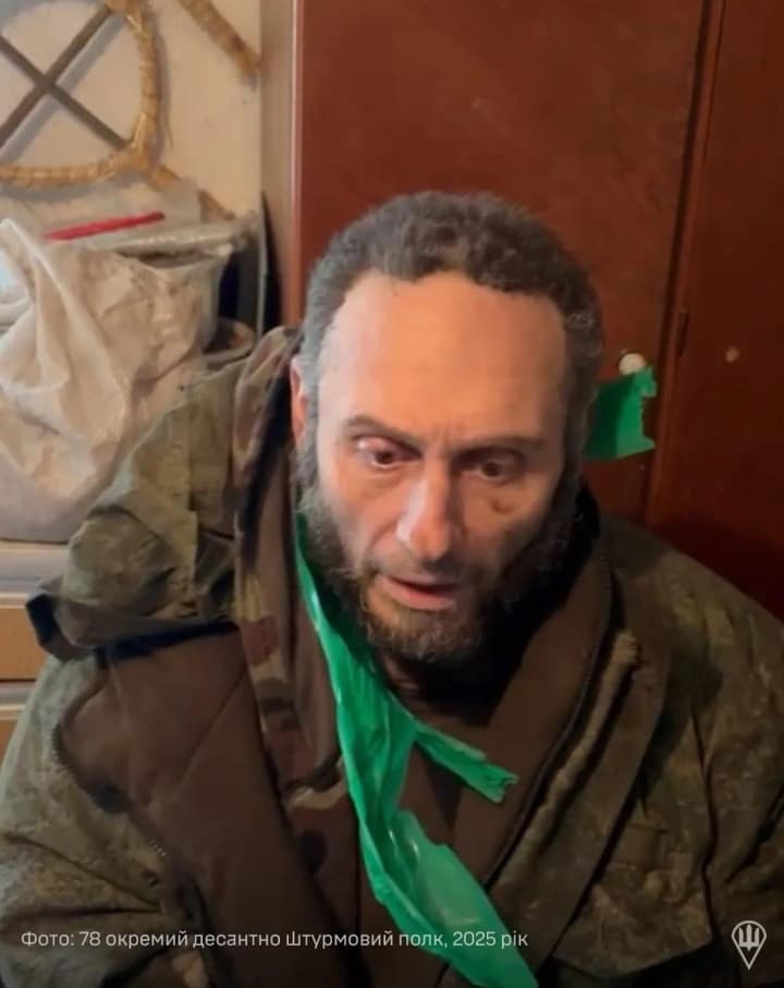 Ukrainian paratroopers capture an Italian who fought on the side of Russia