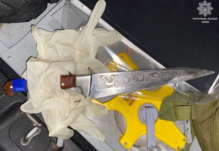 Walking around Kyiv with a knife: patrol policemen detain aggressive offender