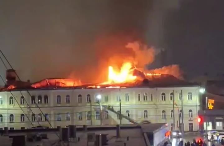 У російській Тулі вже п'ять годин горить військовий госпіталь: обвалилась покрівля