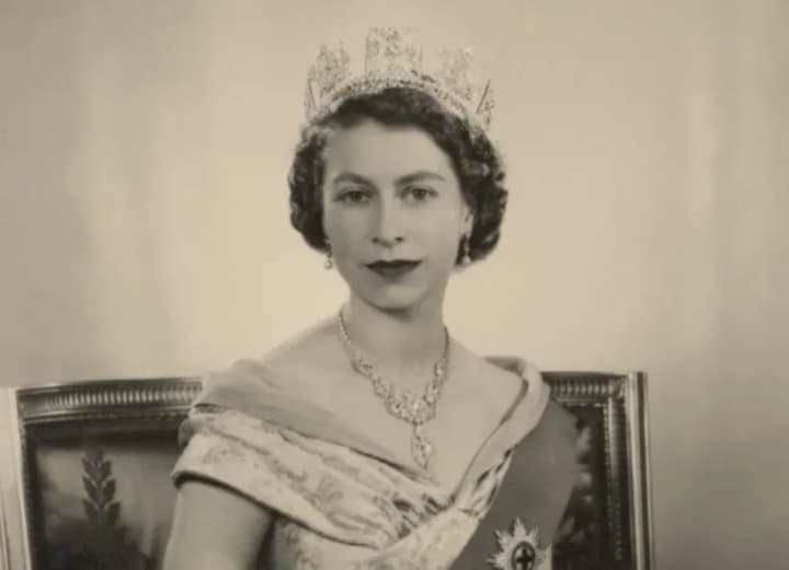 Королеве Елизавете II не рассказывали о советском шпионе в ее дворце - рассекречены документы MI5