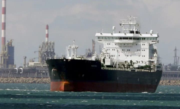 Dozens of tankers drop anchor after new US sanctions against Russian oil