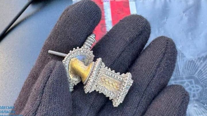 A unique golden fibula from the Roman Empire was tried to be sold at auction