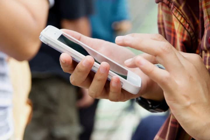 Бразилия ограничила использование смартфонов в школах