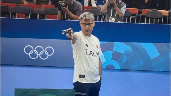 Турецький стрілець, який став мемом на Олімпіаді, встановив ціну за інтерв'ю