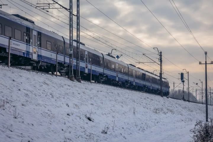 Railroad collapse in Poland due to bad weather: some trains are delayed up to 10 hours