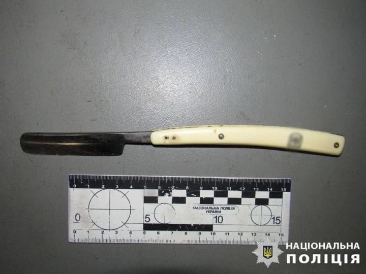 Громко слушал музыку в автобусе: мужчина порезал бритвой лицо 17-летнего парня