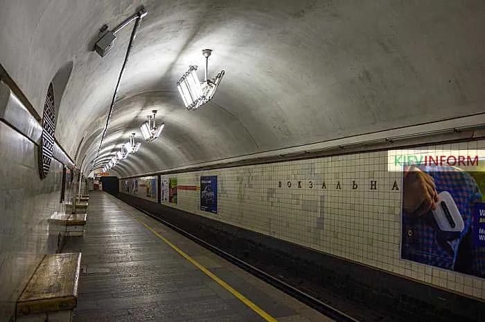 У київському метро обмежено рух на "червоній гілці": людина впала на колії