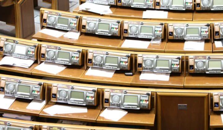 Законопроекты об отмене "правок Лозового": 185 голосов "за"