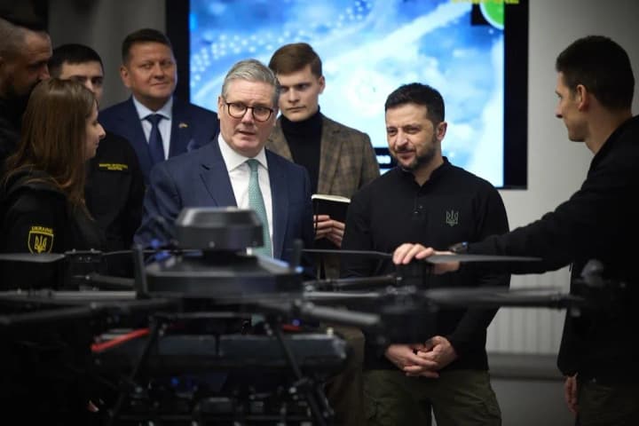 Zelensky and Starmer inspect new Ukrainian bomber drones with British components