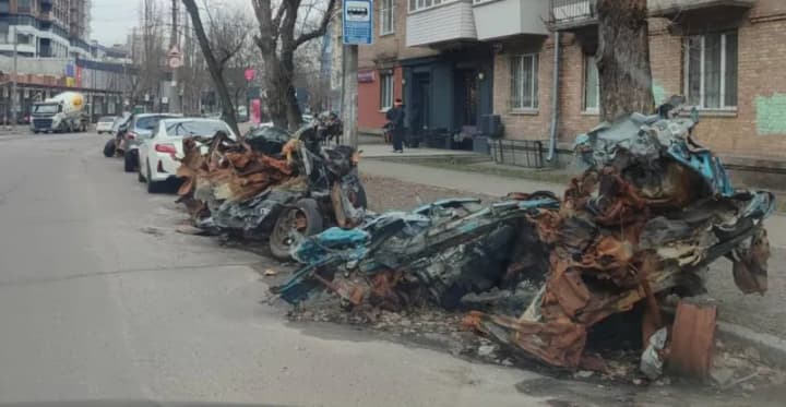 Cleanup of cars burnt down by Russian attacks begins in Kyiv
