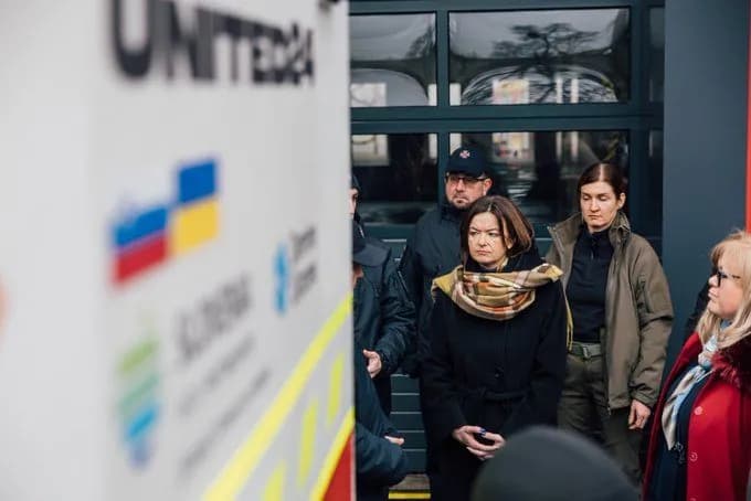 Голова МЗС Словенії прибула до Києва на важливу міжнародну зустріч