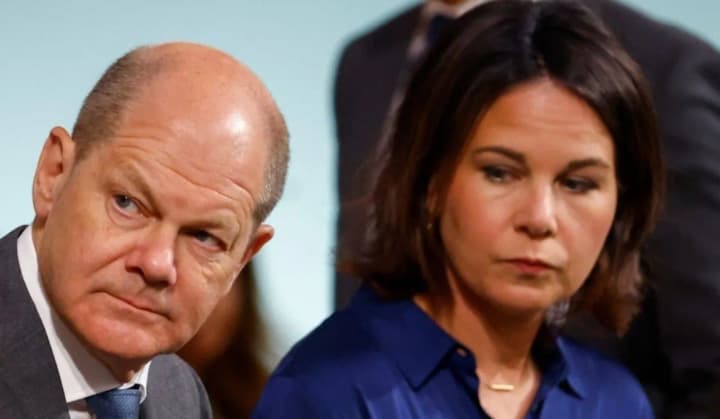 “Symbolic of the times we live in.” Burbock comments on photo with Scholz