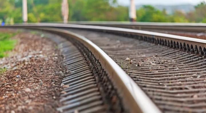 Мужчина проехал 30 км на скоростном поезде, уцепившись за его внешнюю часть