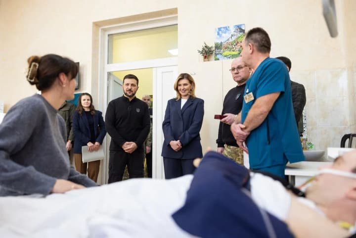 Zelensky and First Lady visit wounded Ukrainian defenders