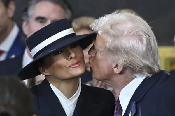 Trump's inauguration ceremony begins: thunderous applause and a kiss with Melania