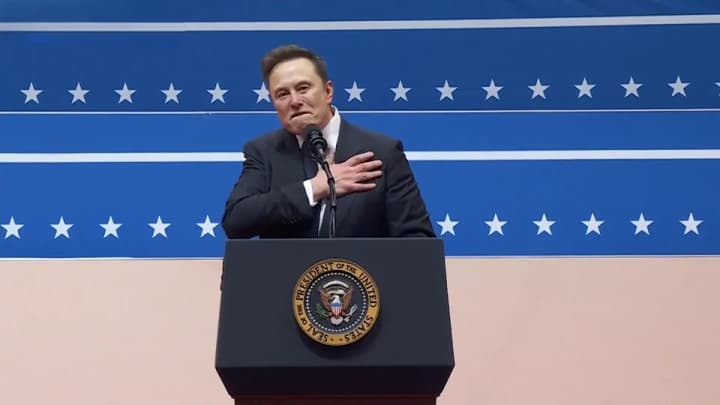 Маск прокоментував свій дивний жест на мітингу Трампа