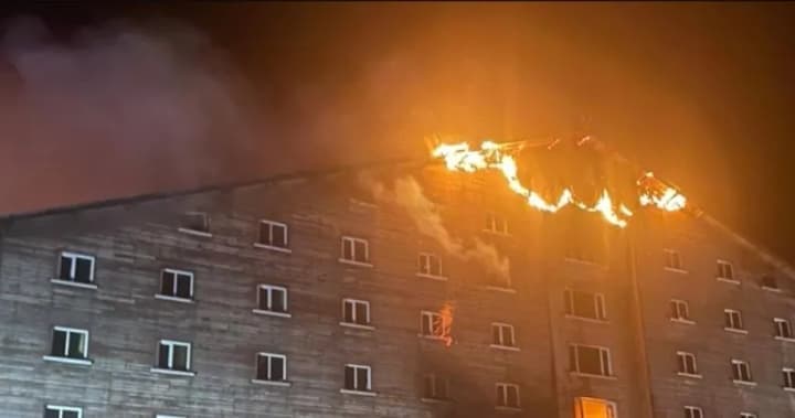 По меньшей мере 10 человек погибли в результате пожара в отеле на курорте в Турции