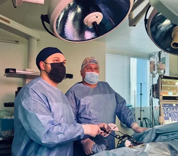 В Центре имени Шалимова успешно удалили обломок возле почки военному