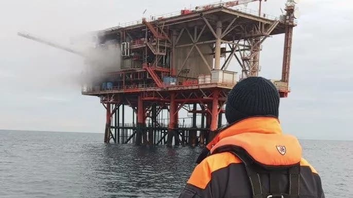 У берегов Италии вспыхнула нефтяная платформа
