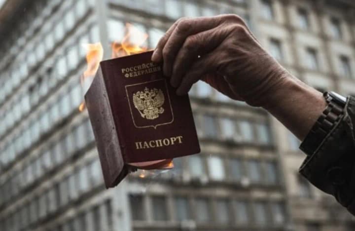 Сенат Чехії ухвалив закон про заборону надання чеського громадянства росіянам, які не відмовились від паспорта рф