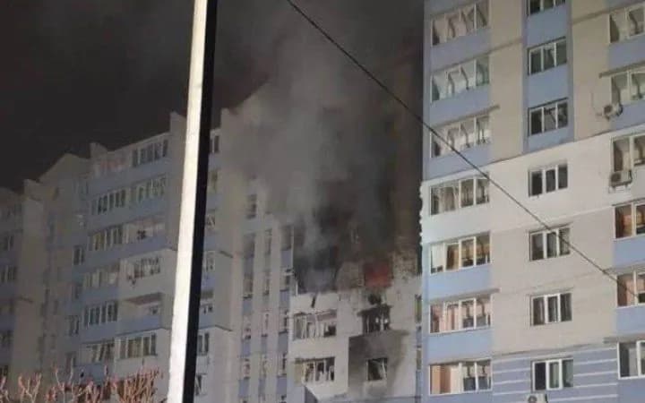 Внаслідок ворожої атаки на Київщині пошкоджені будинки, виникли пожежі