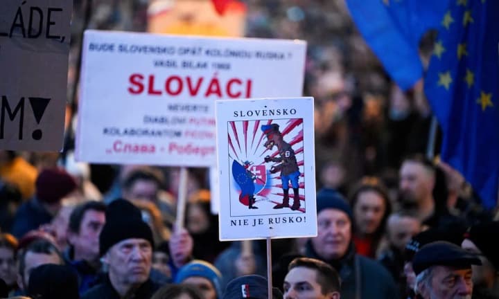 "Досить Фіцо!": на протести по всій Словаччині вийшли тисячі людей