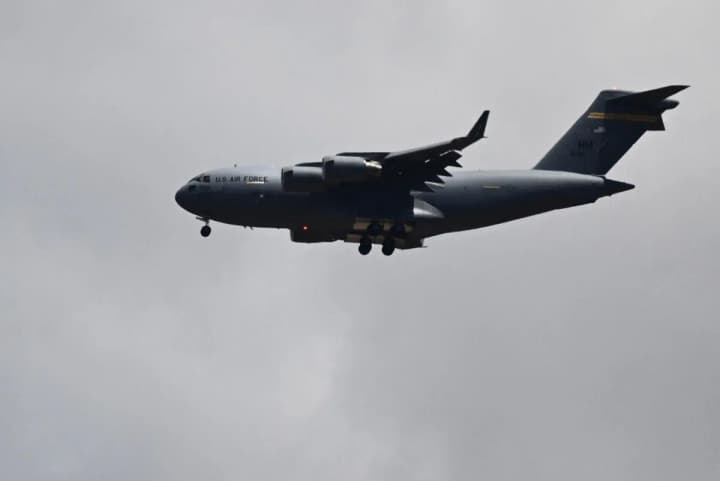 Мексика не дозволила посадку військового літака США з мігрантами