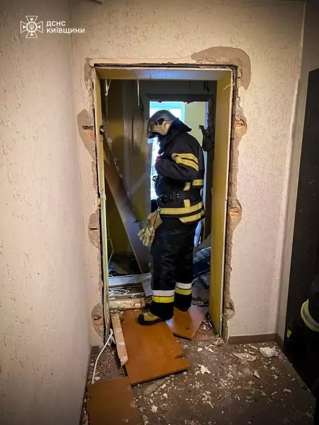 Вибух стався у багатоповерхівці Ірпеня: рятувальники показали наслідки