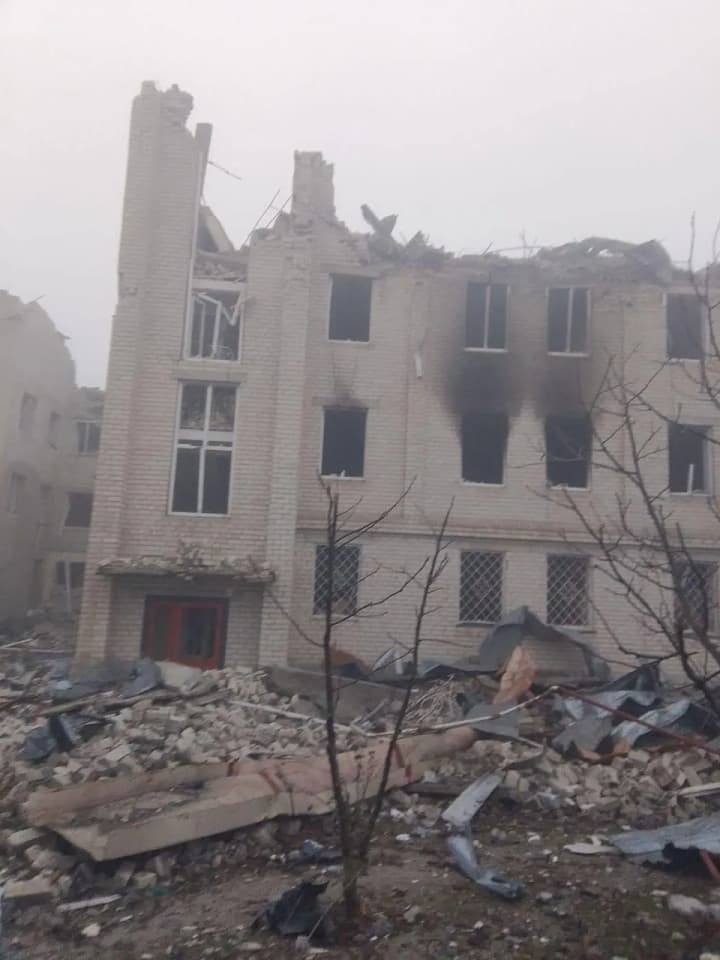 На Херсонщині окупанти скинули шість авіабомб на лікарню, кілька медиків отримали контузії