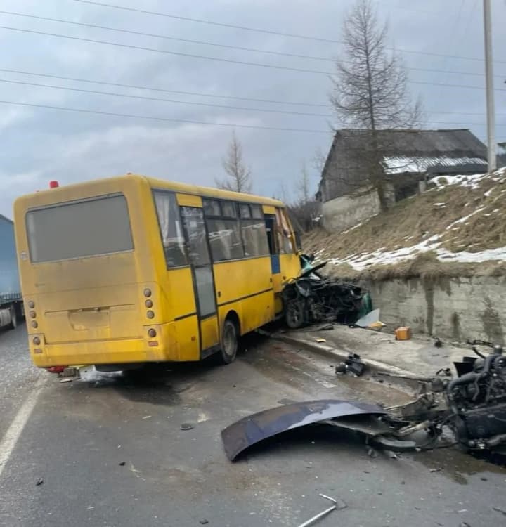A car and a bus collide in Lviv region: there are dead