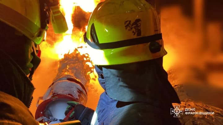 На Прикарпатті після атаки рф одну пожежу загасили, іншу ще ліквідовують: показали роботу вогнеборців