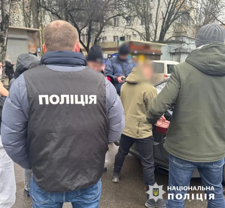 1000 долларов за фиктивную повестку: в Одесской области полицейские разоблачили на взяточничестве военнослужащего РТЦК и СП